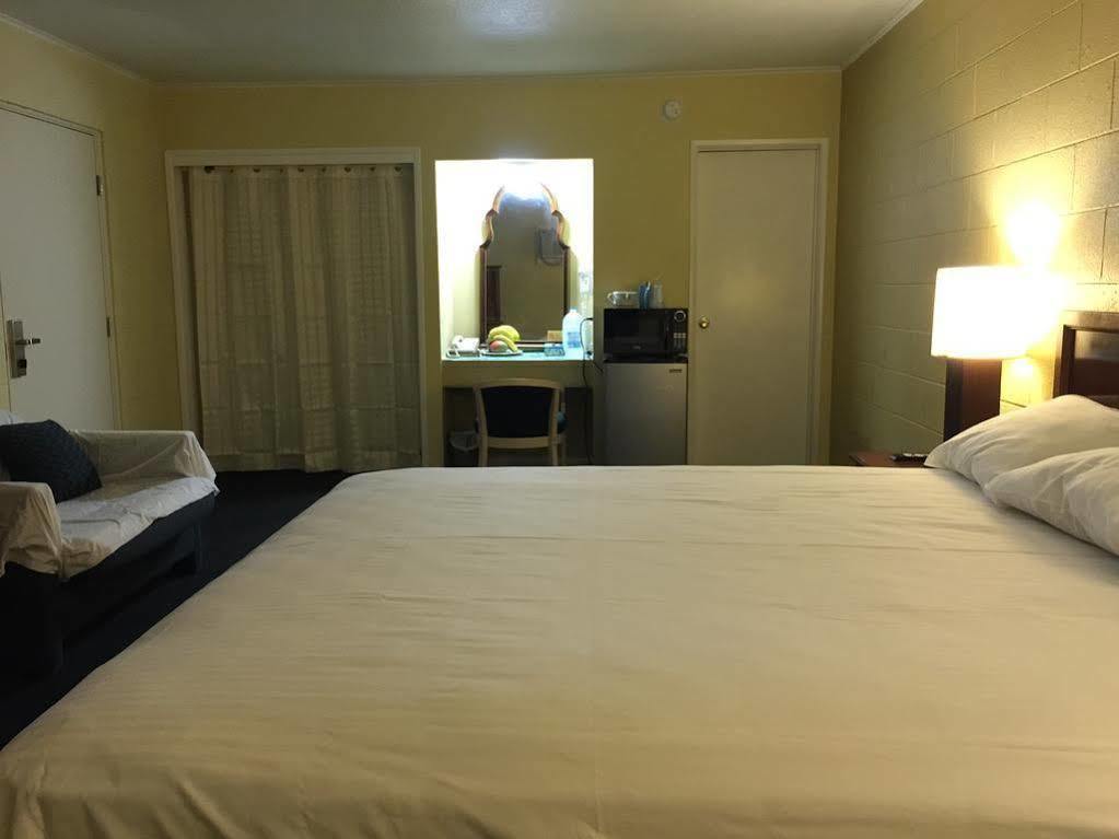 Royal Inn And Suites Hemet Exterior photo